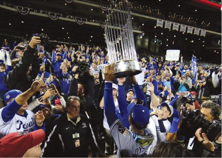 The large Kansas City contingent that occupied Citi Field celebrates with - photo 6