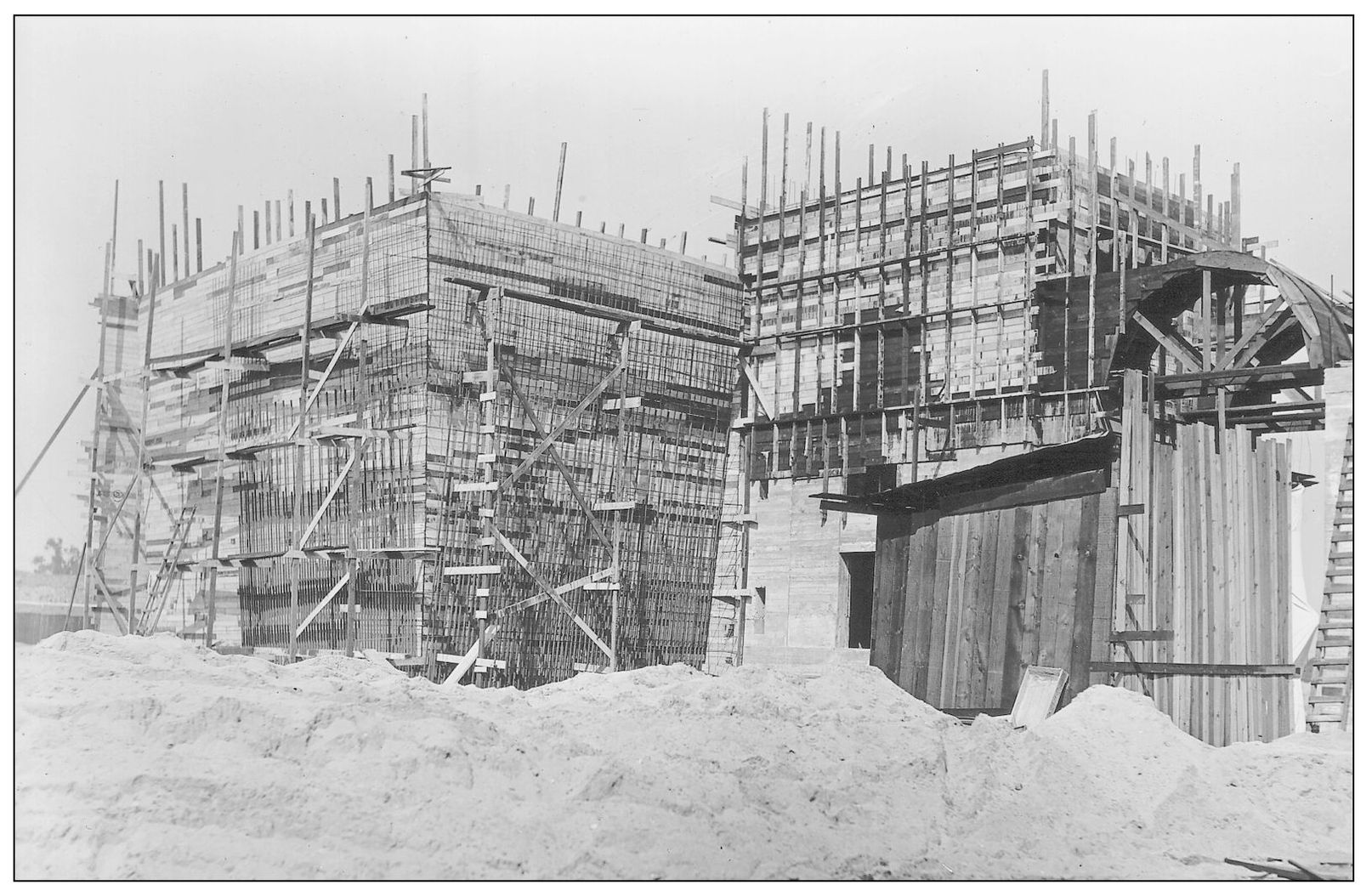 PERISTYLE CONSTRUCTION 1921 The famous Peristyle arches begin to take shape - photo 17