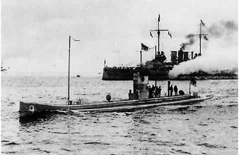 13 The U-9 under Captain Weddingen in convoy with other ships belonging to the - photo 15