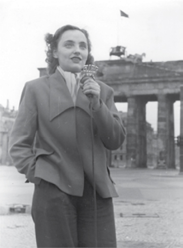 A RIAS journalist reports from the western side of the Brandenburg Gate right - photo 2