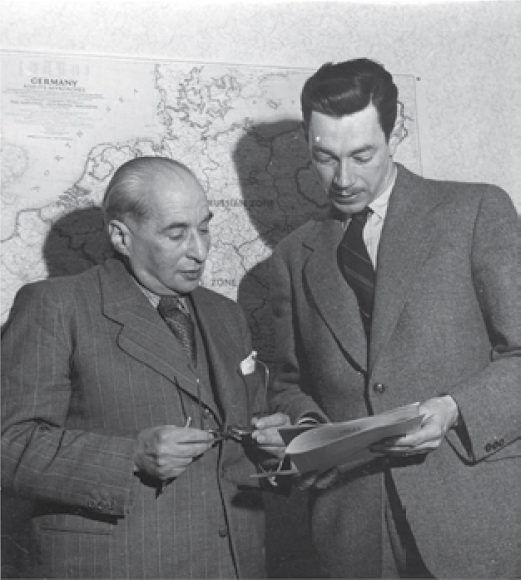 Gordon Ewing RIAS Director from 1953 to 1957 speaks with RIASs Chief Editor - photo 5