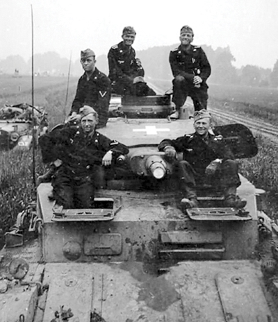 Smiling and confident-looking black-clad panzertruppen with their Panzer IV - photo 2