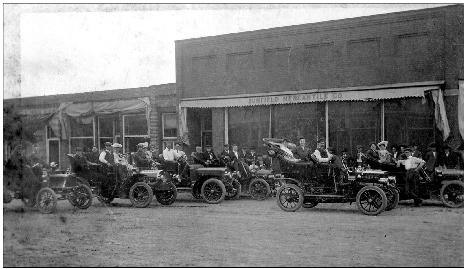 MOTORING THROUGH SUNFIELD 1906 In the first decade of the 1900s automobiles - photo 12