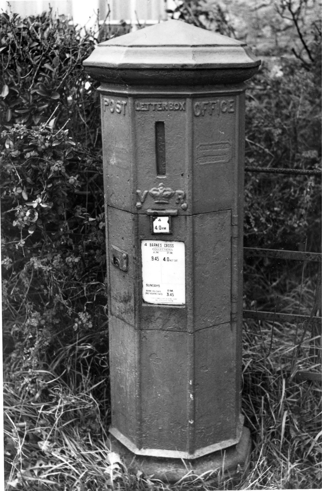 An early pillar box circa 1853 Not a single letter has been stolen - photo 6