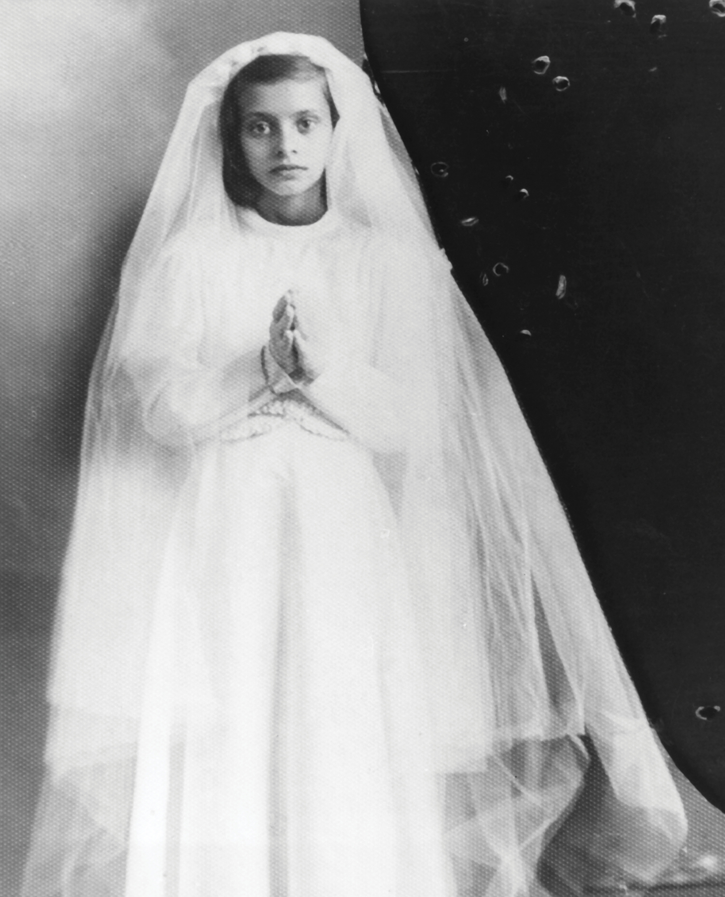 Sofia Scicolone age nine on the day of her First Communion Growing up in - photo 7