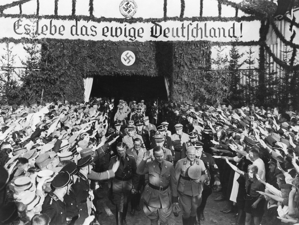 Long live eternal Germany Local Nazis welcome Alfred Rosenberg center hand - photo 4