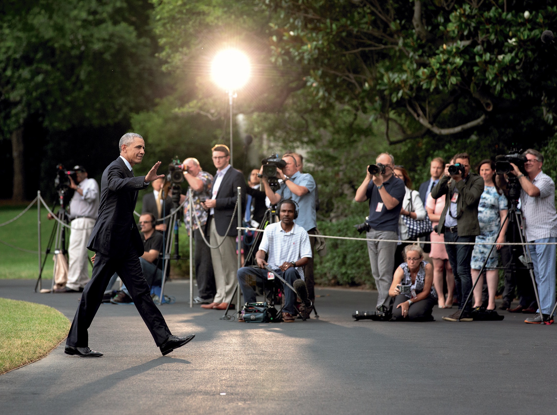 The White House Press covers President Obama upon his arrival on the White - photo 6