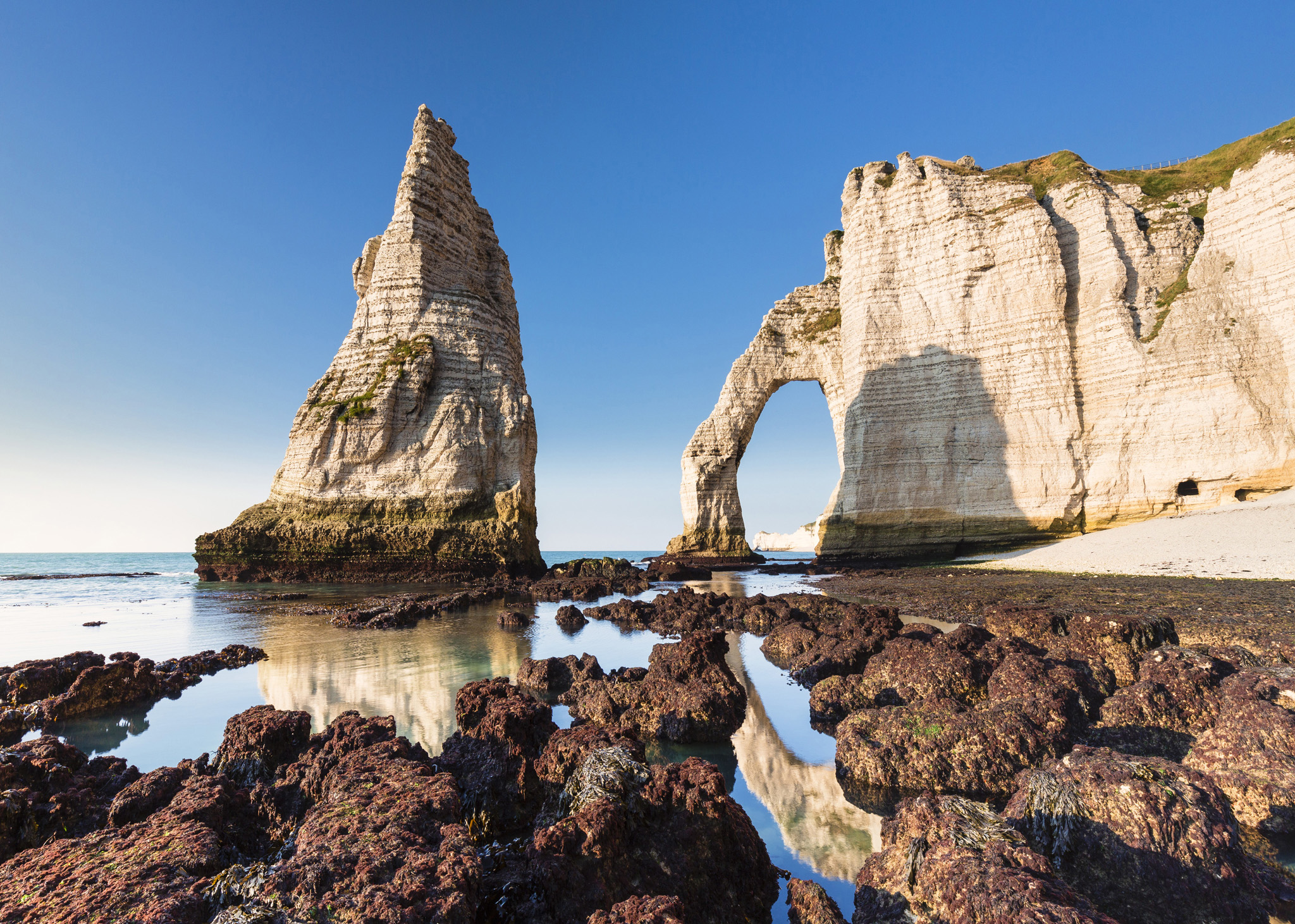 Dramatic cliff formations characterize the coastline at the resort of tretat - photo 4