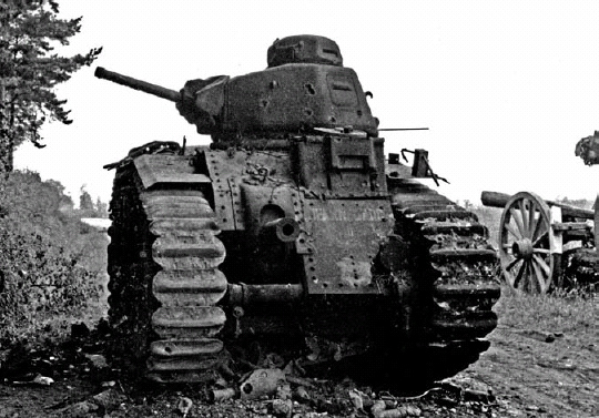 Like the Tiger tank later in the war in 1940 the Char B1 bis was largely - photo 3