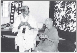 Krishnamacharya en la celebracinde su centenario con Indra Devi UNA BENDICIN - photo 3