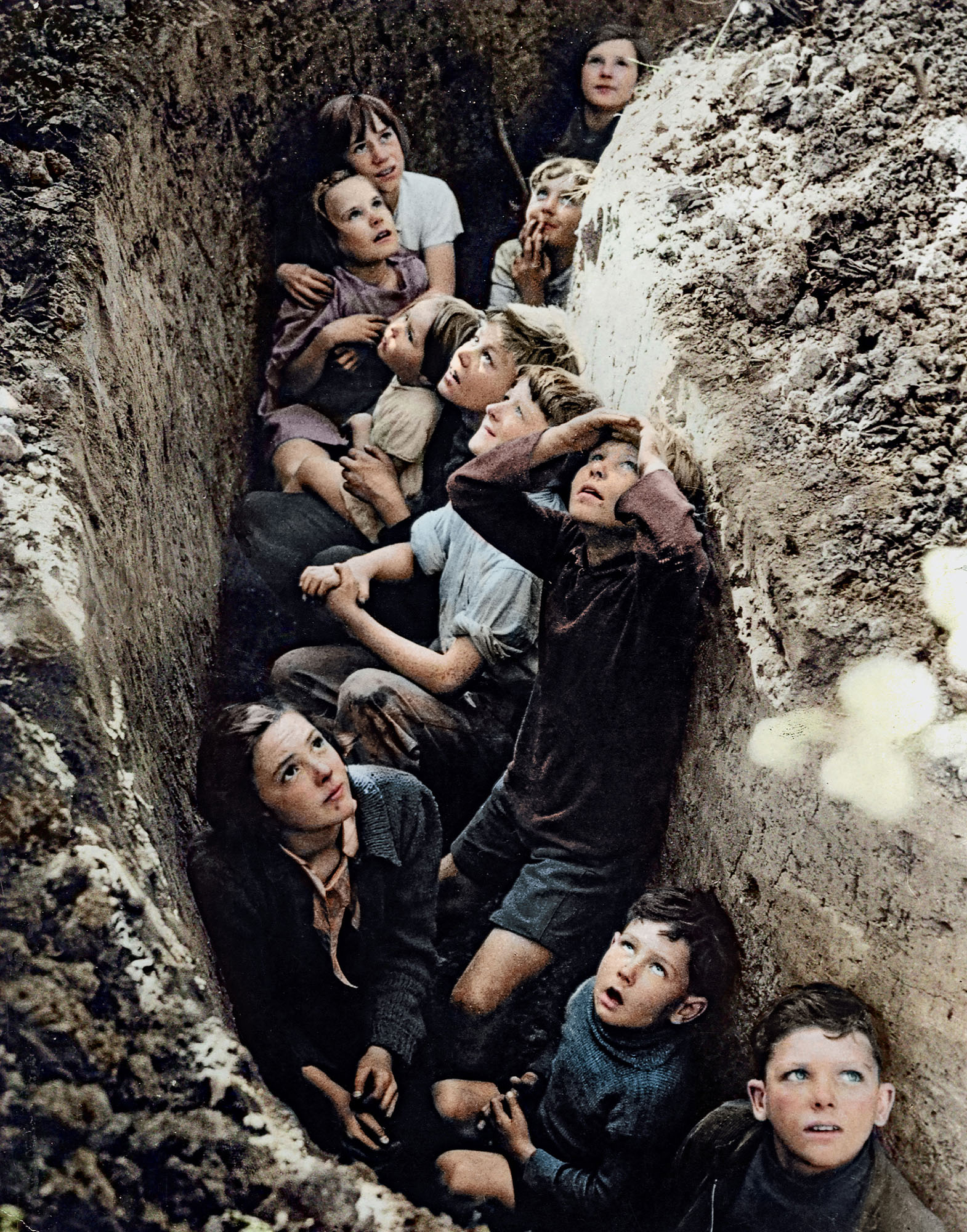 Children in Kent take cover during the Battle of Britain summer 1940 - photo 4