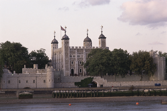 The Tower of London seen from across the River Thames ROYAL CEREMONIES - photo 2