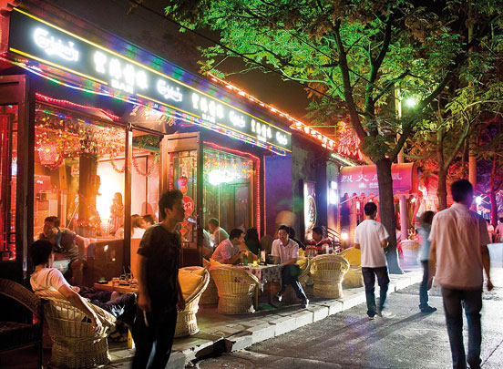 Every night is a good night at the restaurant strips by the lakes of Houhai - photo 3