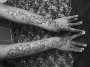 Farah Khan Sarah Ali Khan HennaPro Bridal henna above delicate hand - photo 10