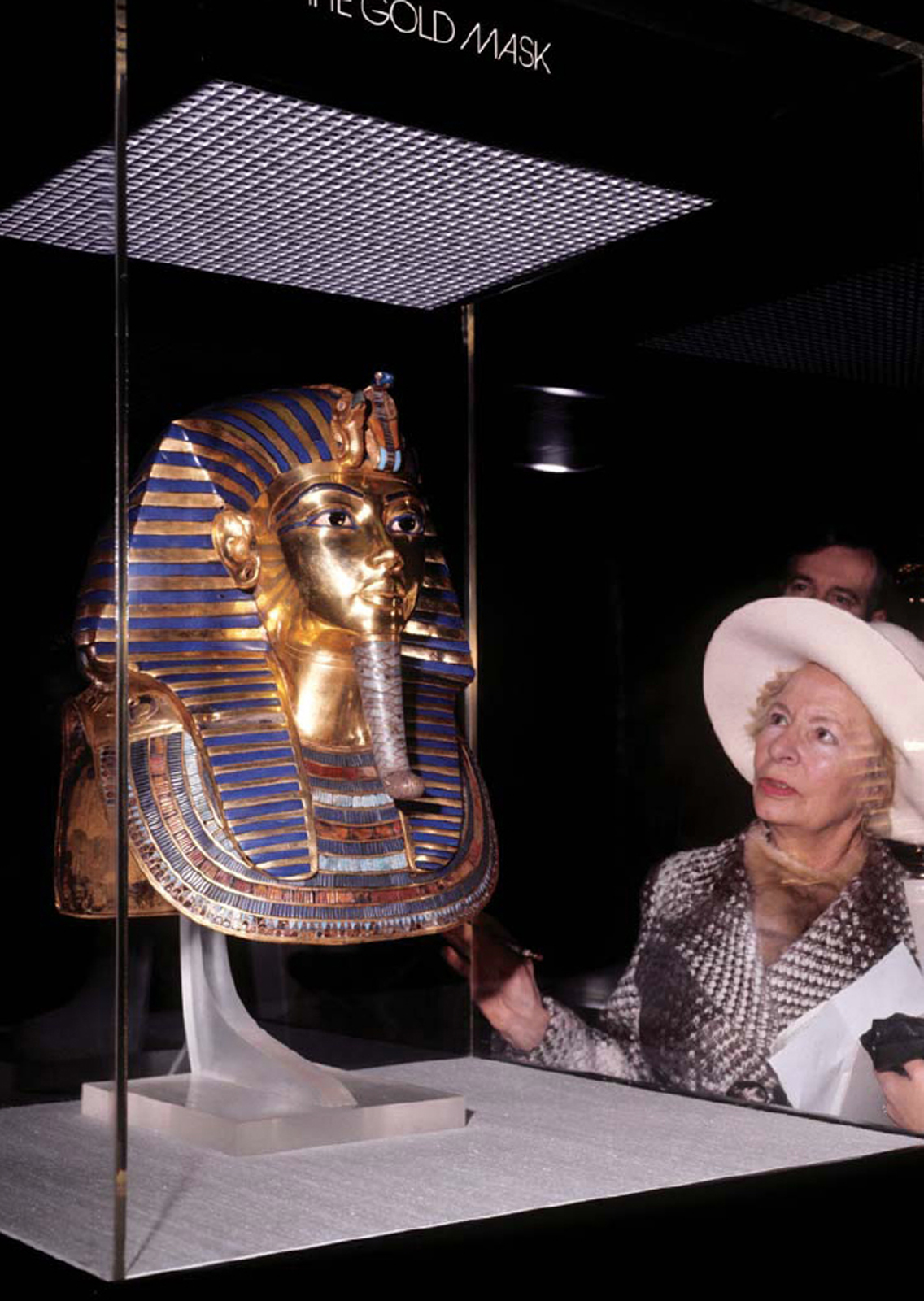 The crowds that packed the British Museums blockbuster Treasures of Tutankhamun - photo 4