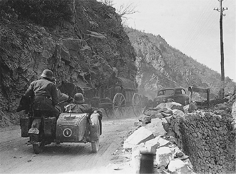 2 Panzer-Division included Kradschtzen-Bataillon 2 its approach through - photo 6
