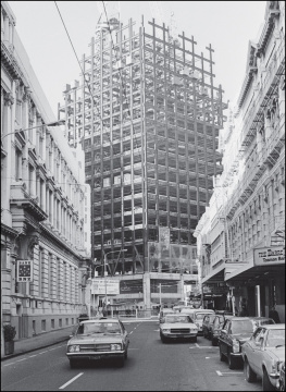 Gatley Julia - Vertical living: the architectural centre and the remaking of Wellington