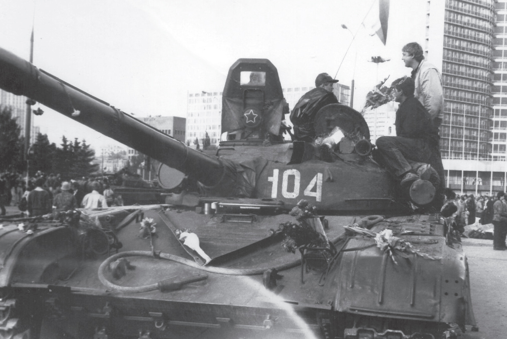 Protesters in central Moscow present the crew of a T-72 tank with flowers - photo 5