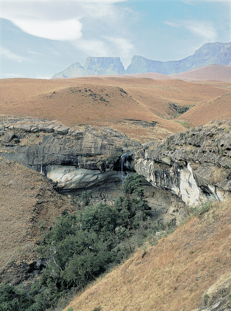 Pl 4 In the Drakensberg mountains large rock shelters beneath sandstone cliffs - photo 4