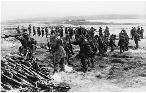 Marines from 42 Commando disarm Argentine prisoners at Stanley 14 June Ted - photo 4