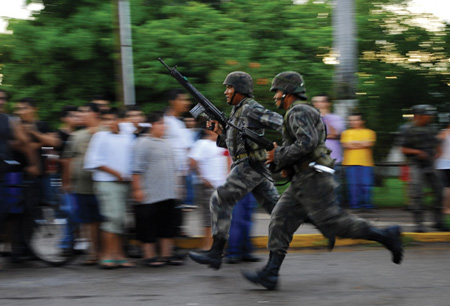 Urban war Soldiers run to a crime scene in Culiacn Fernando Brito A - photo 12