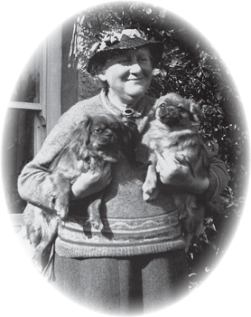 Beatrix Potter in 1936 with her two Pekingese Chuleh and Tzusee A short - photo 4