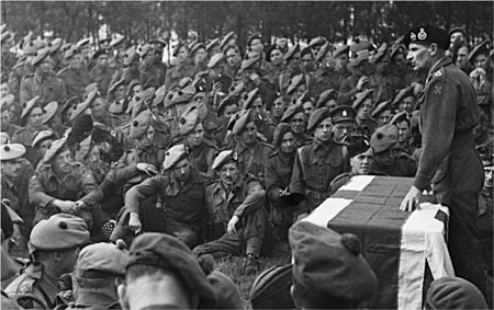 Montgomery speaking to the troops of 15th Scottish Infantry Division prior to - photo 5