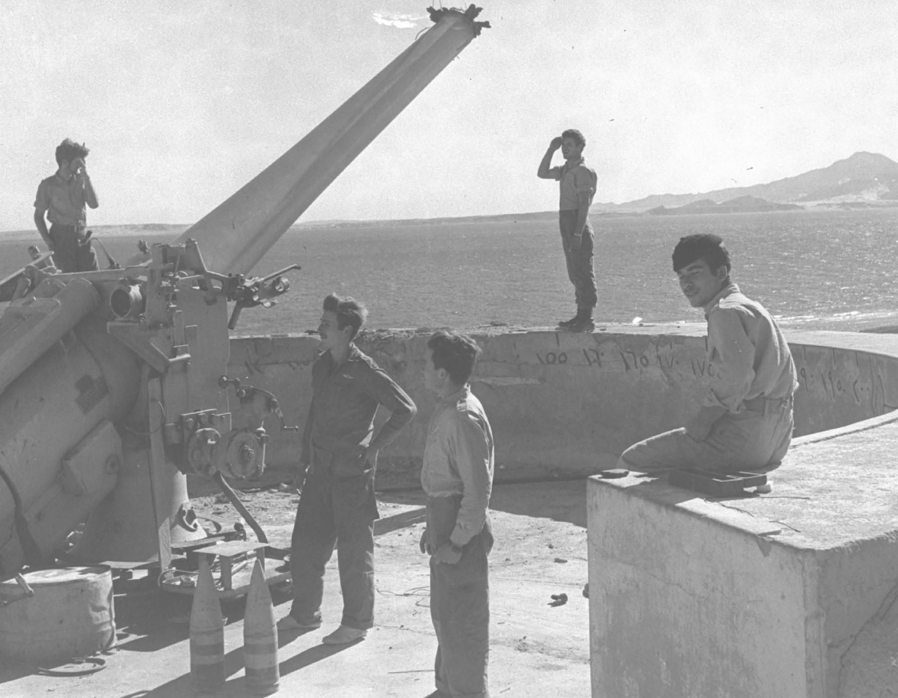 Israeli troops examine Egyptian coastal artillery most likely disabled by the - photo 4