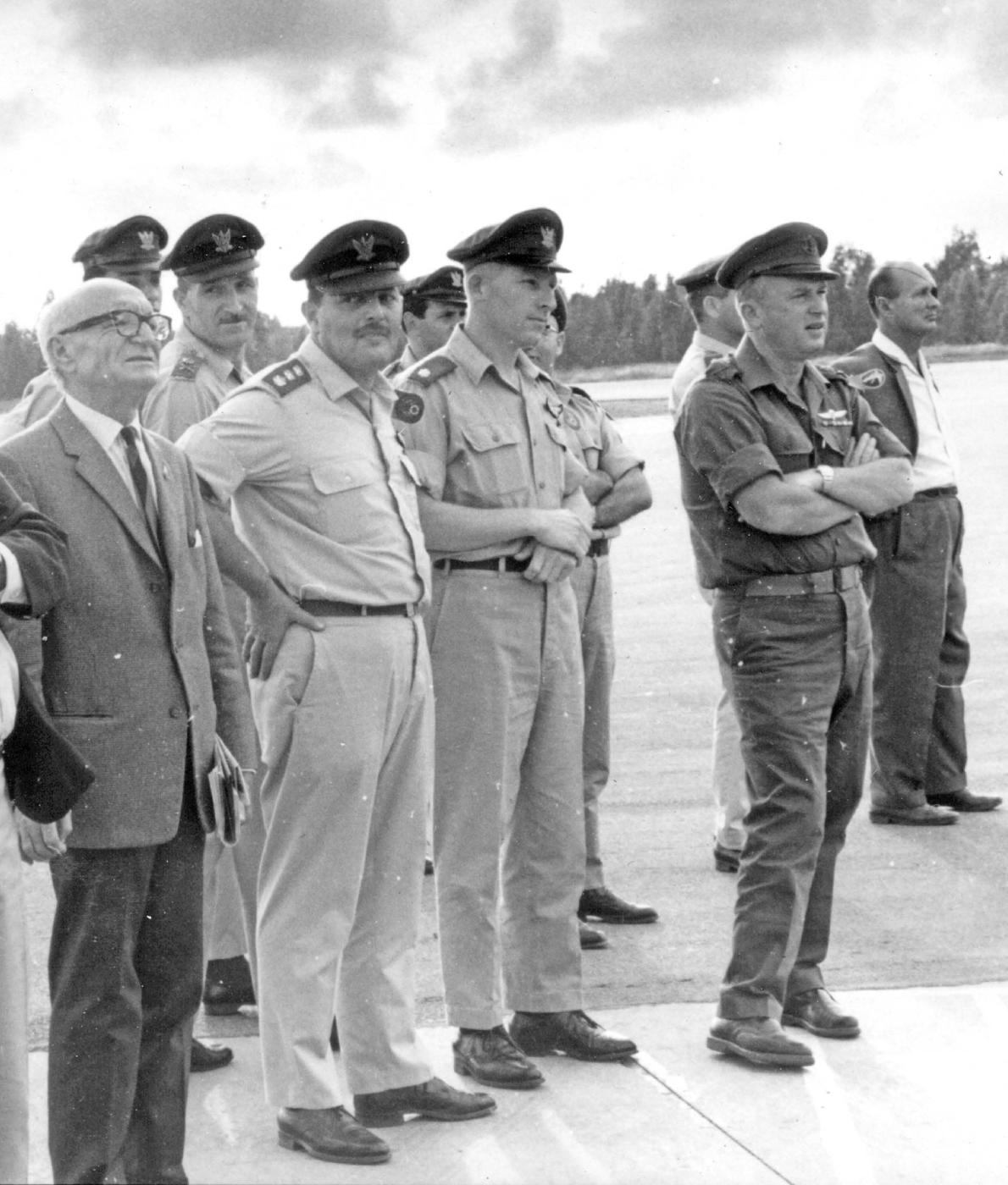 All six former IDF Chiefs inspected the two IDF decisive forces air force and - photo 6