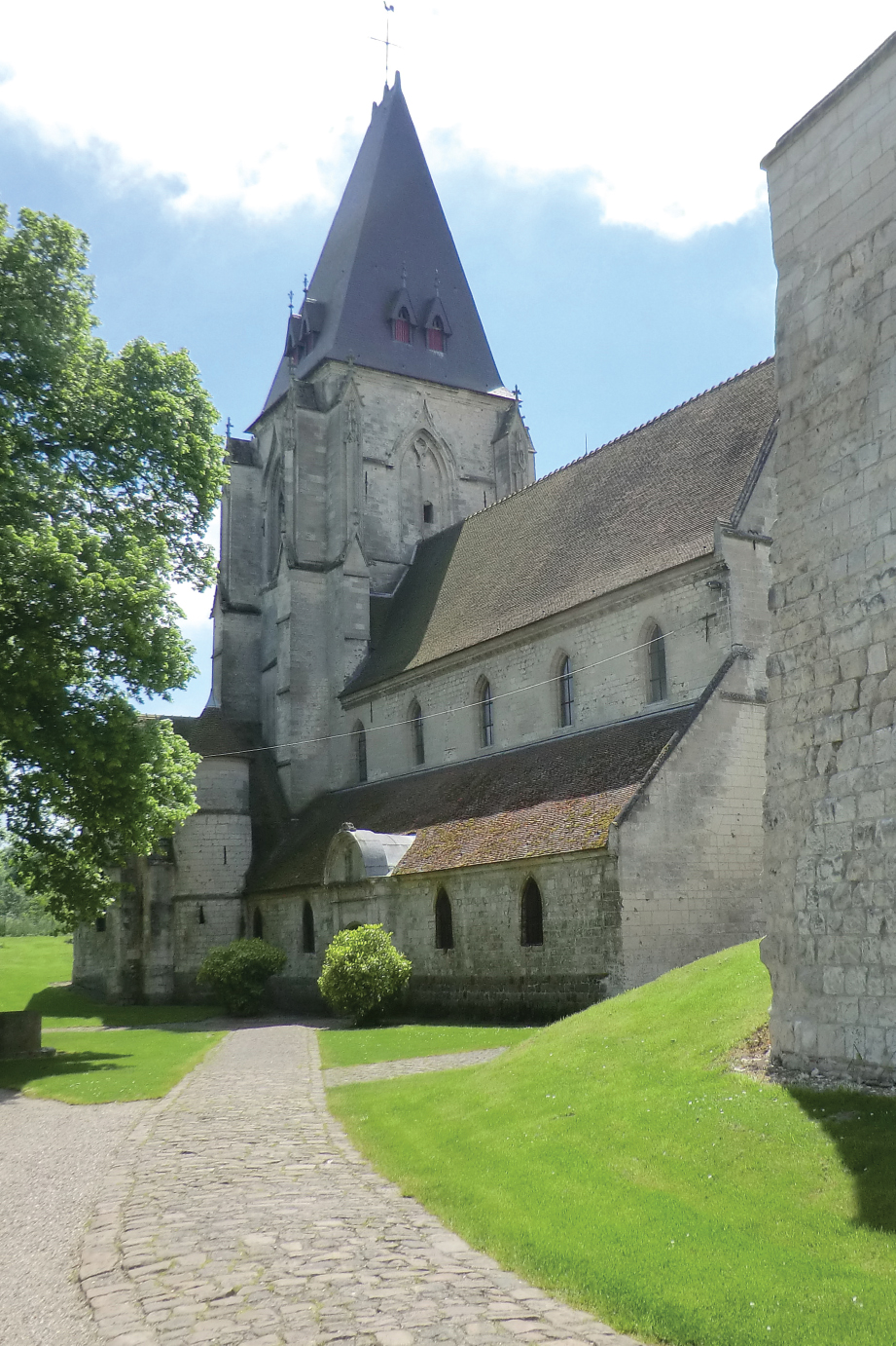 The church of St Martin in Picquigny Peter Hoskins First published in Great - photo 1