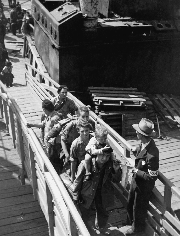 Jewish refugees survivors of Buchenwald leave France by ship for Palestine in - photo 23