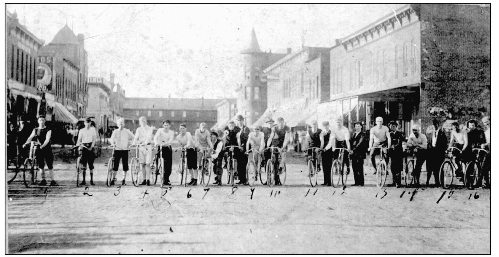 Looking north on Spruce Street from East Fifth in 1895 the old First National - photo 13