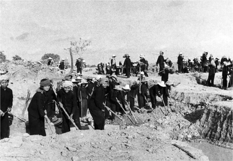 2 Women toil on a communal worksite in Democratic Kampuchea 3 Supporters of - photo 4