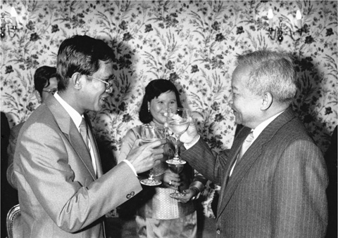 9 Like father and son Sihanouk and Hun Sen toast their landmark meeting at - photo 11