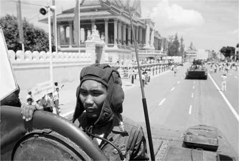 11 A Vietnamese tank rolls past the Royal Palace in Phnom Penh on September 25 - photo 13