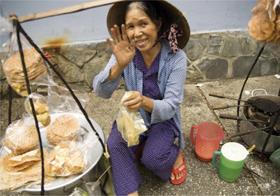 Cooks at the curb in Vietnam are well-equipped Sitting on that curb in - photo 3