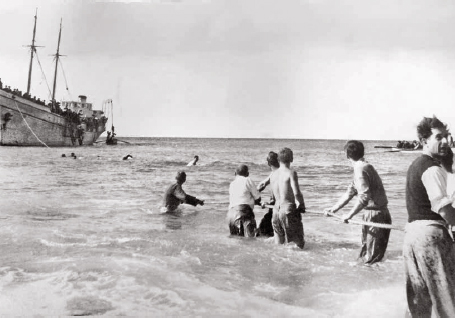 Pulling an immigrant boat into shore Central Zionist Archives Immigrants - photo 12