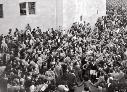 Crowds celebrate and dance in Palestine after the vote Central Zionist - photo 21