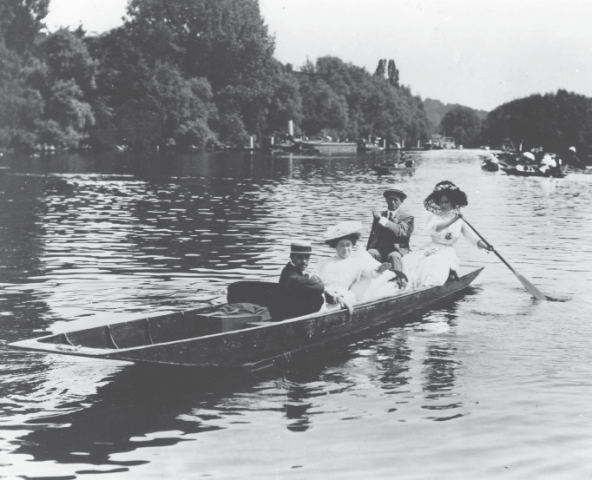 TOWARDS THE WEIR punters on the Thames enjoy tranquil waters 1914 - photo 8