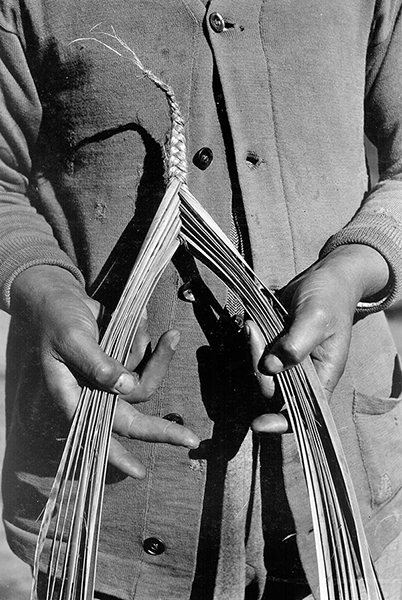 Whanganui woman demonstrating plaiting and weaving flax Whakarongo - photo 3