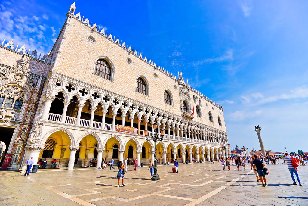 JAVEN SHUTTERSTOCK Venice Top Sights A Gothic masterpiece full of - photo 7