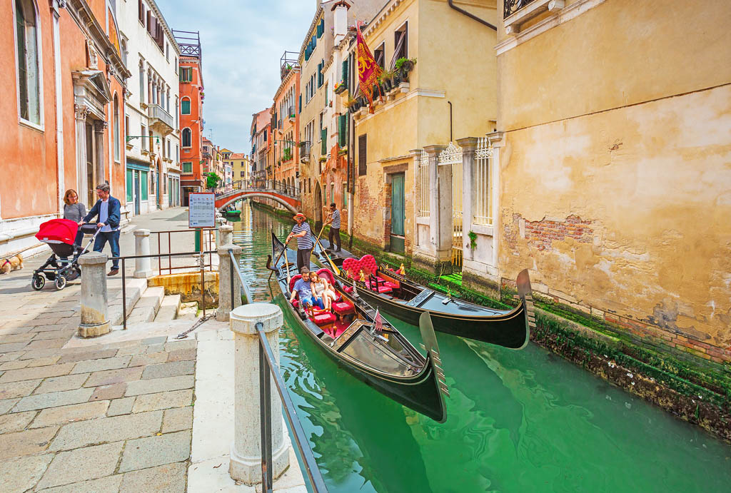 Gondolas RASTOS PHOTOGRAPHER SHUTTERSTOCK VeniceTop Sights East - photo 5