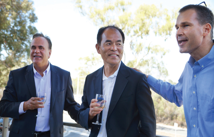 Shuji Nakamura celebrates his Nobel win at UC Santa Barbara with colleagues - photo 16