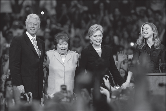 Hillarys husband Bill Clinton mother Dorothy Rodham and daughter Chelsea - photo 5