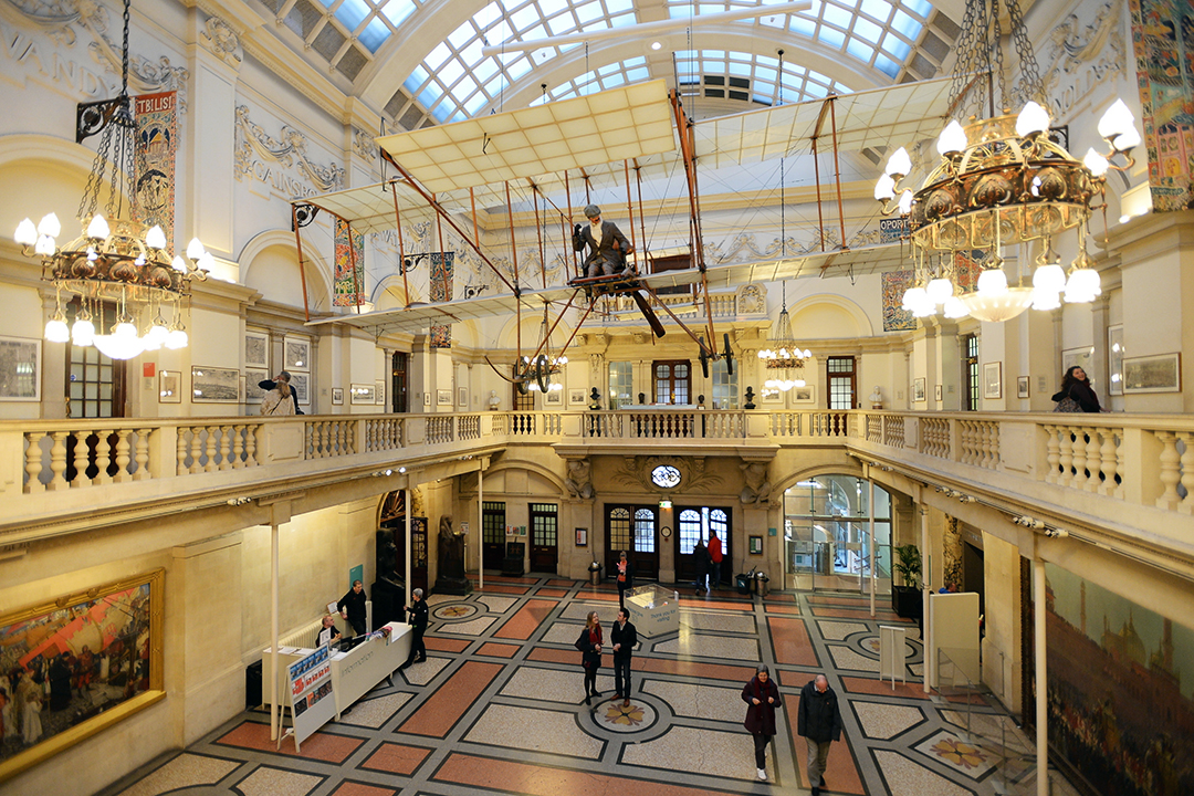 1000 WORDSSHUTTERSTOCK Bath Bristol the Southwest Top Sights Trains - photo 9