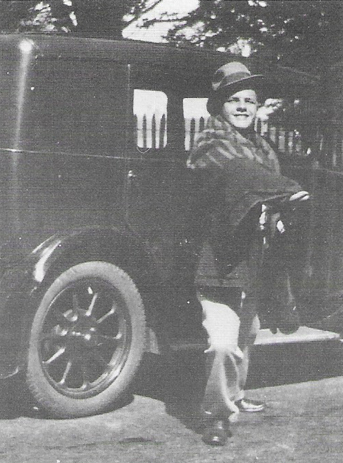 Larry setting out in his mothers Hillman c 1931 Coll AGTBritish Library - photo 11