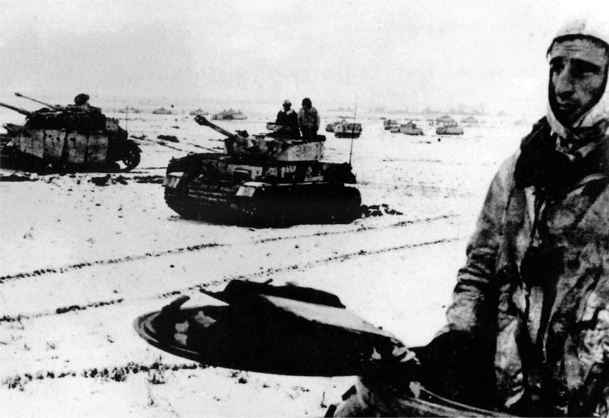 PzKpfw IV tanks of the I SS-Panzer-Korps on manoeuvres near Kharkov in early - photo 5