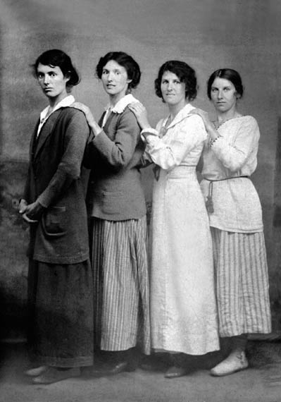 Olivier sisters c 1912 From left Margery Brynhild Daphne Noel Private - photo 7