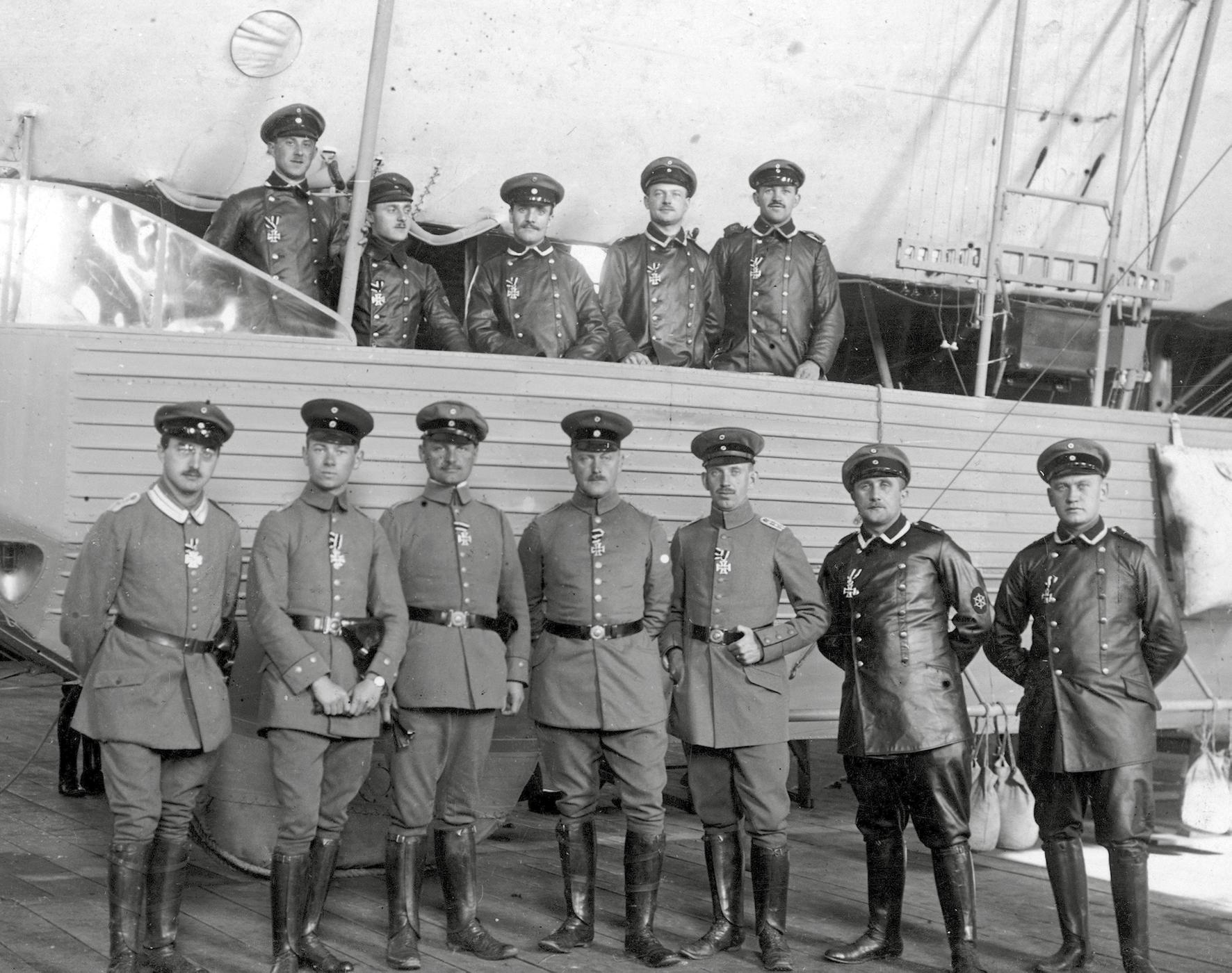 The Deutsches Heer crew of ZIX LZ25 which reconnoitered and bombed its way - photo 3