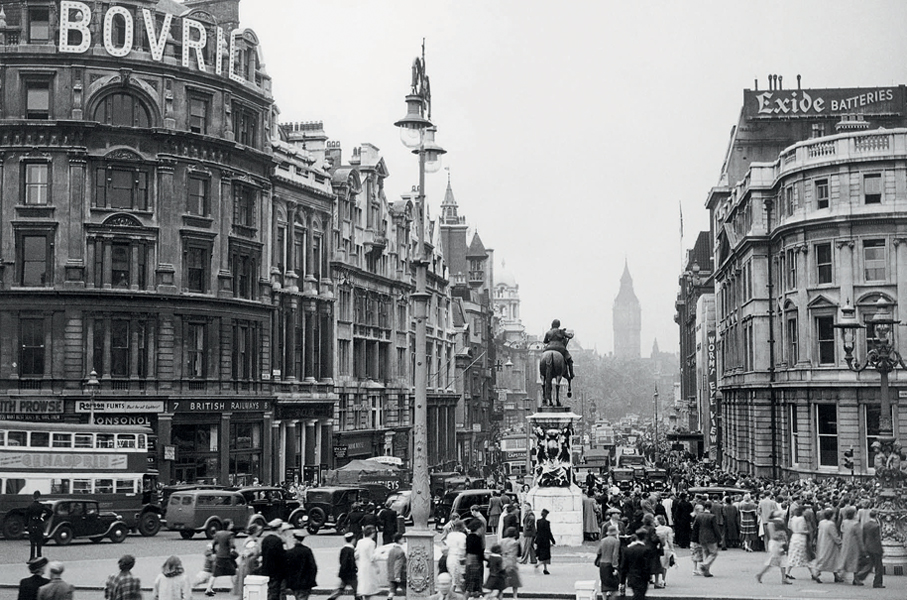 Trafalgar Square looking towards Whitehall 1948 Whitehall 1901 - photo 10